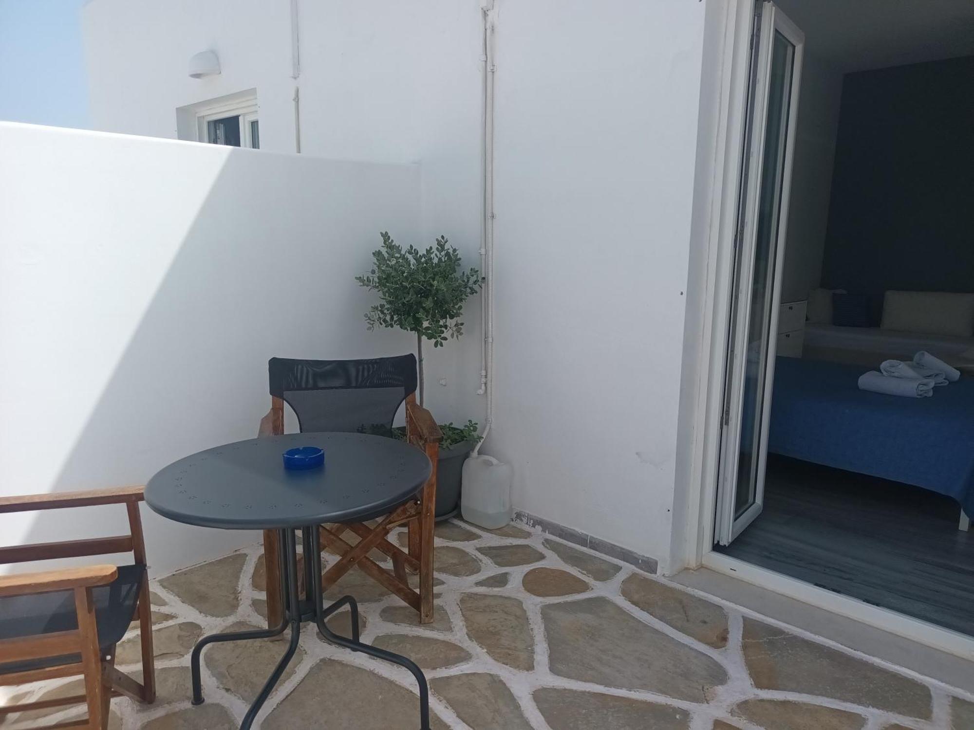 Athina'S Blue Studios Науса Екстериор снимка